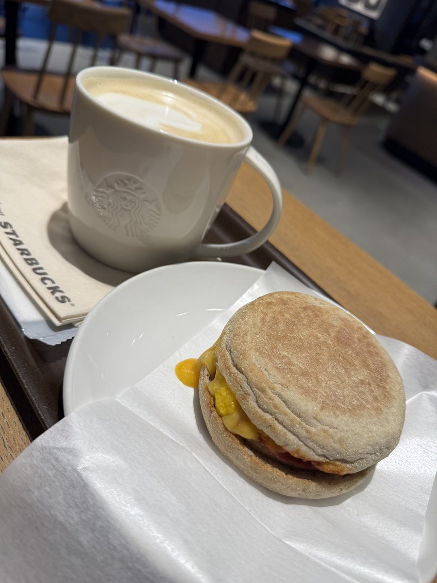 akisanfox's tweet photo. #朝活スタバ 
今日はホットラテ&amp;マフィンでスタート✨
🧾アンケートでトール☕️が当たり🎯👍
良い朝☀️今日も頑張っていきましょう🙆‍♂️ https://t.co/buWBEm0Ndn