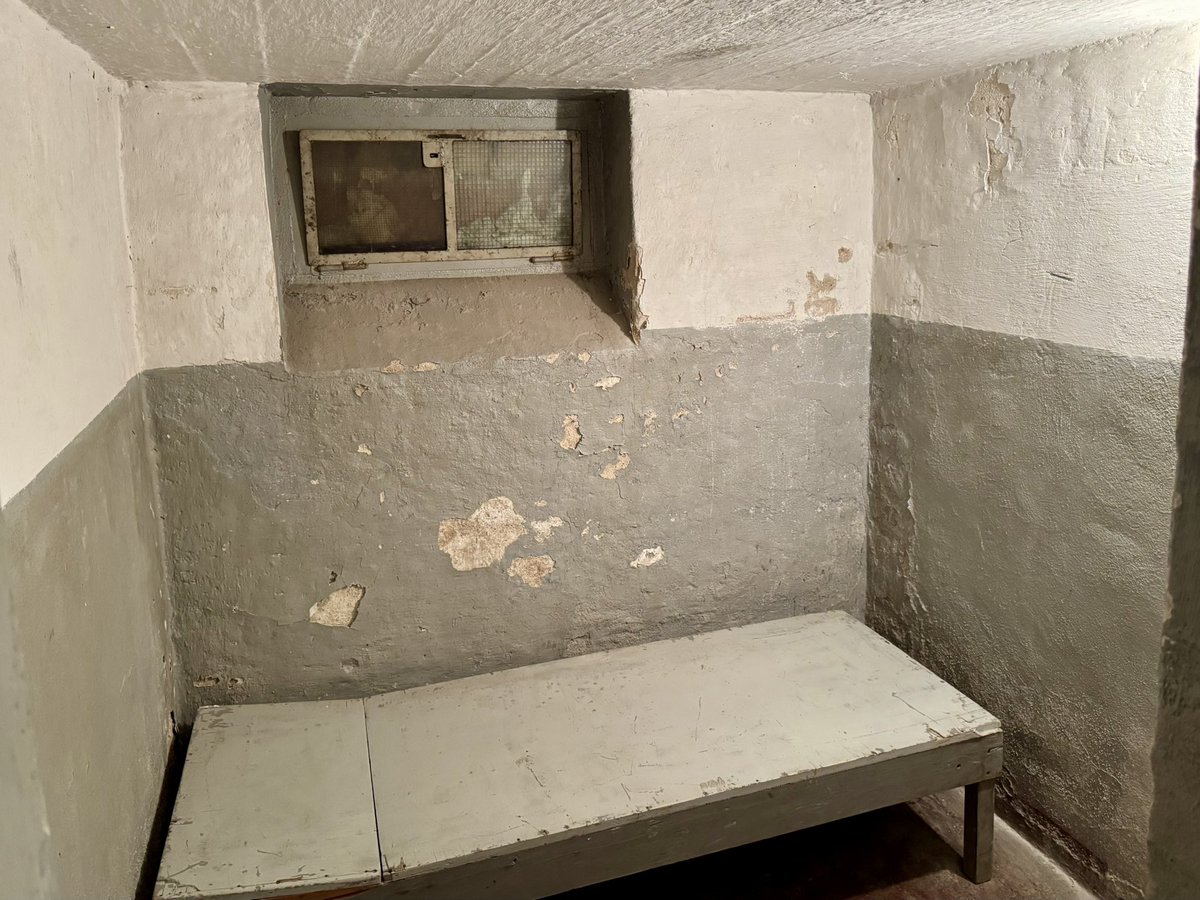 Dunkelzelle für Kinder und Jugendliche im Keller des ehemaligen Geschlossenen Jugendwerkhofes Torgau!