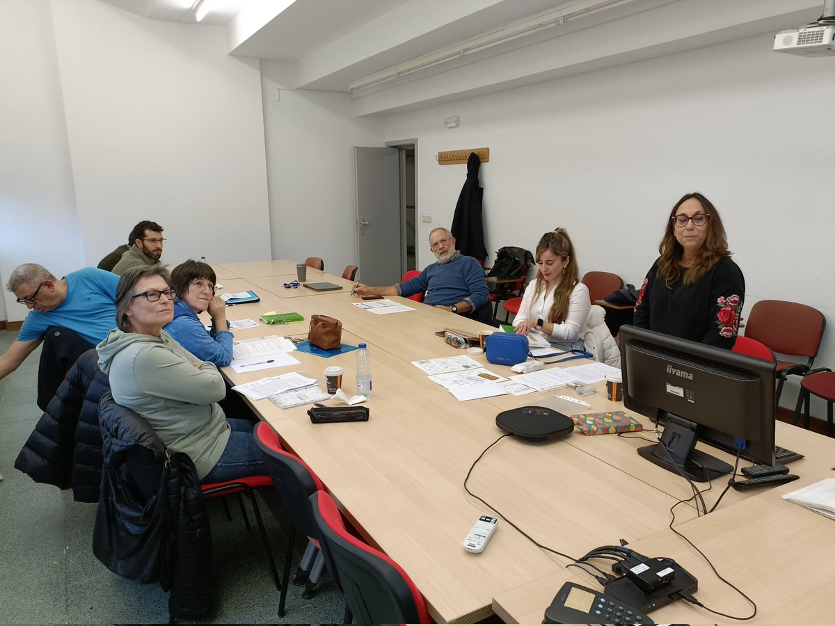 fragalatin's tweet photo. Hodiē II conuenticulum huius annī scholasticī Circulī Latīnī Gallæcī habuimus, in quō moderātrix optima @btrobajo nōbīs exemplum optimum præbuit dē sessiōne moderandā; iucundōs lūdōs parāuit, docta uerba dē argumentō et auctōre dīxit atque certāmen litterārium condidit! https://t.co/eLDSiwwaD3