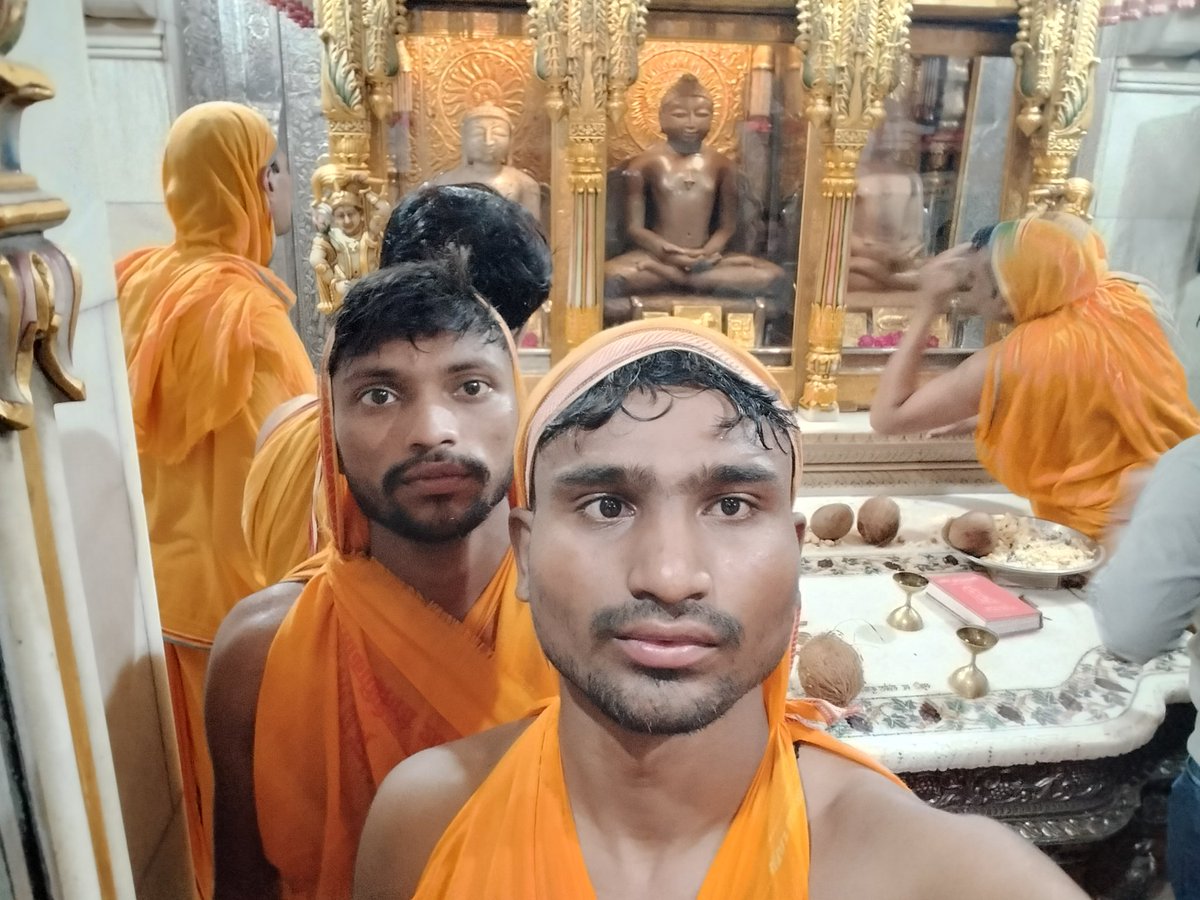 यदीये चैतन्ये मुकुर इव भावाश्चिदचितः😍
समं भान्ति ध्रौव्य व्यय-जनि-लसन्तोऽन्तरहिताः
जगत्साक्षी मार्ग-प्रकटन परो भानुरिव यो👏
अताम्रं यच्चक्षुः कमल-युगलं स्पन्द-रहितं🕉️
जनान्कोपापायं प्रकटयति वाभ्यन्तरमपि
स्फुटं मूर्तिर्यस्य प्रशमितमयी वातिविमला
महावीर-स्वामी नयन-पथ-गामी भवतु मे॥2