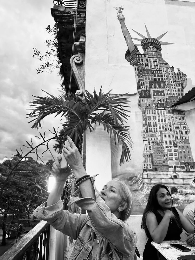 The only thing Liberty holds in her hand is a mojito, nowadays. Gone is the torch that’ll light your way. Great pic by Hugo Rivalta.