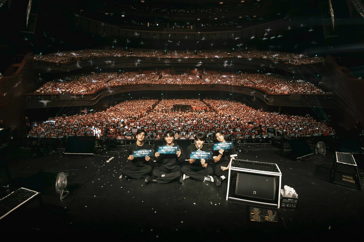 [ #DAY6_BEHIND ]
⠀
3RD WORLD TOUR <FOREVER YOUNG> in 
#SINGAPORE

마이데이와 함께 해서 90007배
더 행복했던 싱가포르 공연 ♥

=

Thanks to My Day, we were 90007 times happier
during our Singapore concert ♥

#DAY6 #데이식스
#DAY6_3RD_WORLDTOUR
#FOREVER_YOUNG
#Band_Aid
#녹아내려요