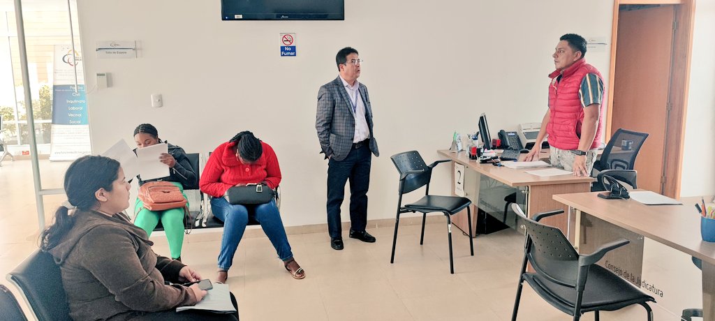 CarchiCJ's tweet photo. El Director del @CarchiCJ @EdwinIbujesA, recorrió las Unidades Judiciales Multicompetentes de los cantones Espejo, Mira, Bolívar y Montúfar, donde verificó la atención a los usuarios e instó a los servidores judiciales a seguir trabajando por una justicia transparente. https://t.co/nVaqhGtJAj