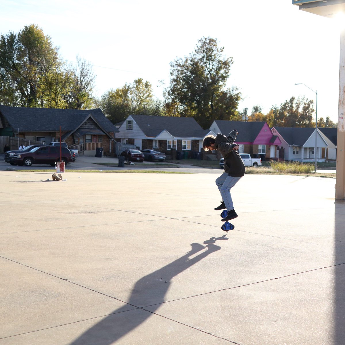 WiseDisguiseIL's tweet image. we out in the parking lot of resonant head ripstikin. pull up to shadow money