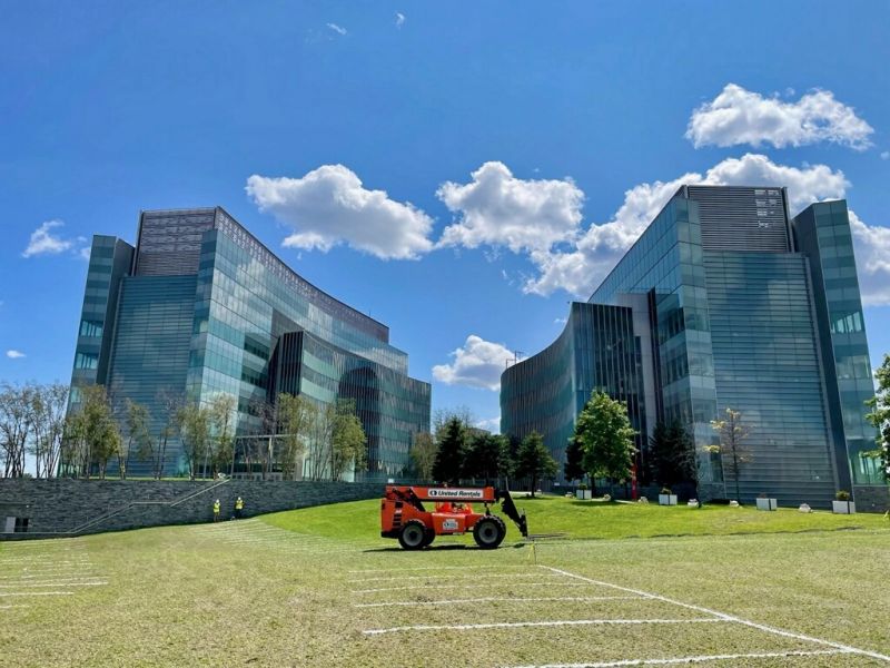 Bringing solar power to the concrete jungle, one canopy at a time. 
📸 Armando DelVecchio