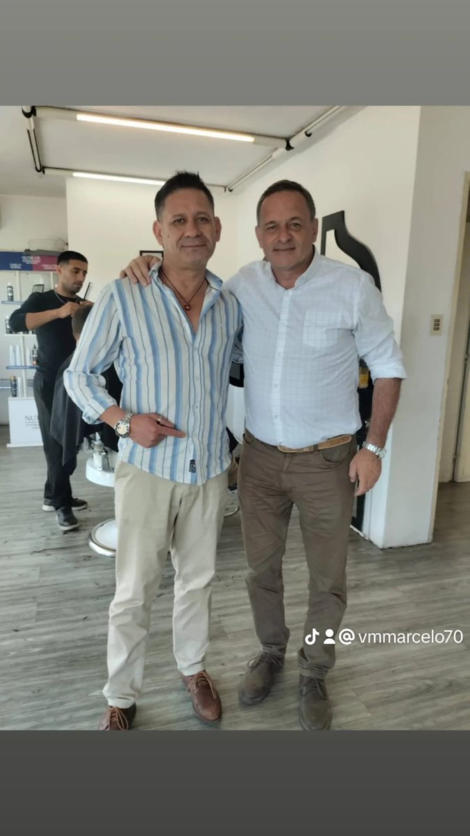 Hoy en medio de la veda en <a href="/TelenocheUy/">Telenoche</a> los protagonistas no son los candidatos, son sus peluqueros. Vamos a conocer las historias de Miguel y Marcelo, y sus vínculos con los presidenciables más allá del corte de pelo.