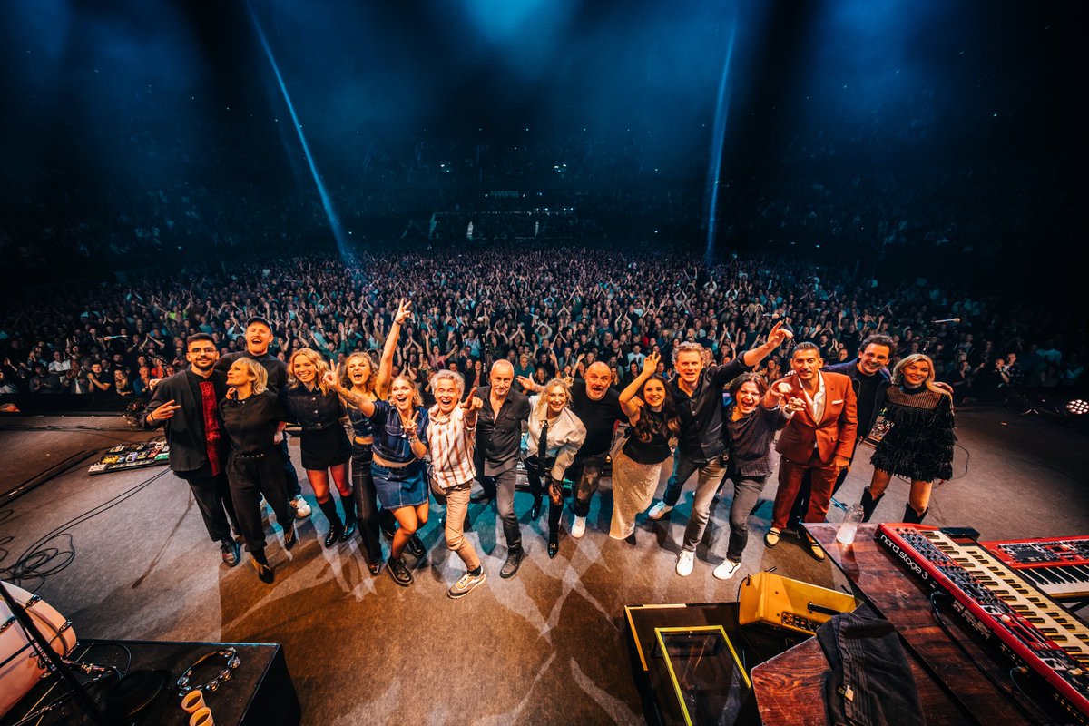 blof's tweet photo. Bedankt voor een geweldige editie van BLØF &amp; Vrienden 🤩 Dank aan aan iedereen in de zaal, en natuurlijk alle muzikale Vrienden van deze editie:

Karsu Dönmez • Ghaeth Almaghoot • Hannah Mae • Yori Swart • Gavin James • Danny Vera • Nielson • The Ones https://t.co/ZcH7FBv2tC