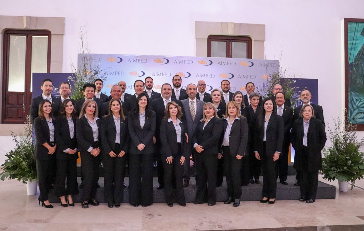 SGGDurango's tweet photo. 🏗️ Secretario @HectorVelaV tomó protesta al nuevo comité de la @AIMPEDGO (2024-2026), presidido por @Fernand72826314  

En el @gobdgo de @EVillegasV reafirmamos el compromiso de apoyar a la industria y construir alianzas sostenibles para superar desafíos. 💪  

#AccionesConValor https://t.co/g0L1IonWDk
