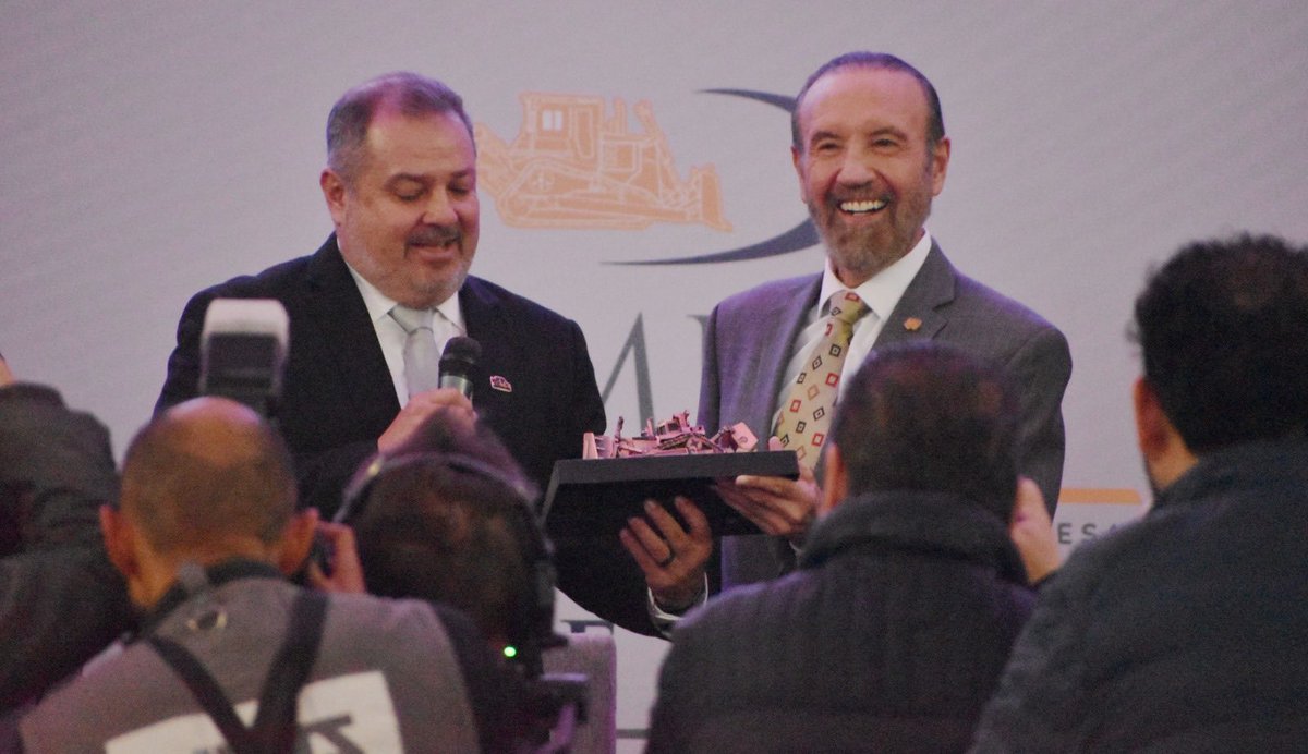 🏗️ Secretario <a href="/HectorVelaV/">Héctor E. Vela V.</a> tomó protesta al nuevo comité de la <a href="/AIMPEDGO/">Maquinaria Pesada</a> (2024-2026), presidido por <a href="/Fernand72826314/">Fernando Castro</a>  

En el <a href="/gobdgo/">GobDgo</a> de <a href="/EVillegasV/">Esteban Villegas V.</a> reafirmamos el compromiso de apoyar a la industria y construir alianzas sostenibles para superar desafíos. 💪  

#AccionesConValor