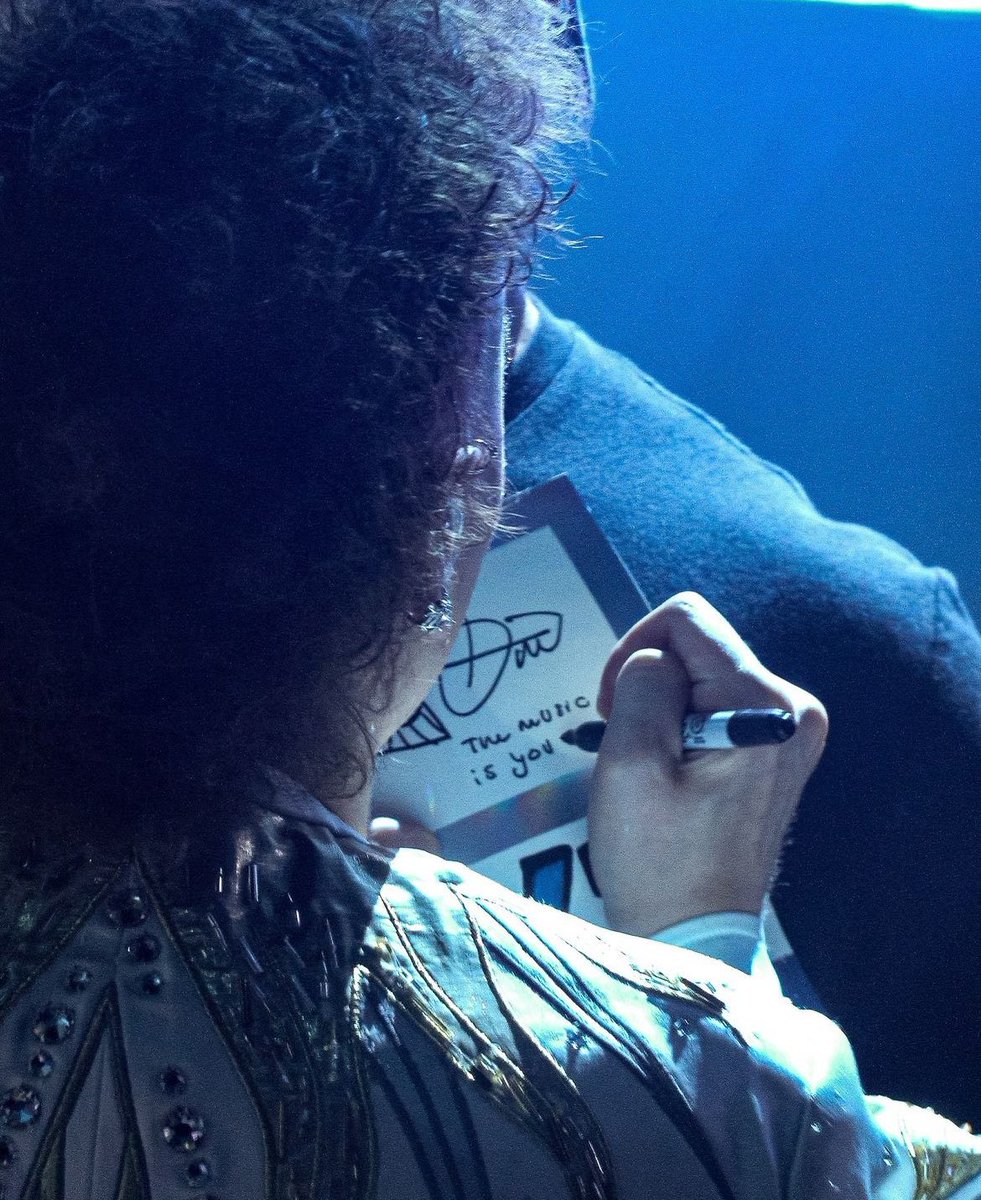 kennygvf's tweet photo. the way he holds the pen??? https://t.co/fjs6T8xygl