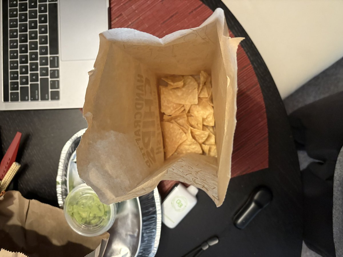 bboyyangsta's tweet photo. bro @ChipotleTweets what is this.. theres no way this is the correct portion #chipotle https://t.co/lOxnQG53rB