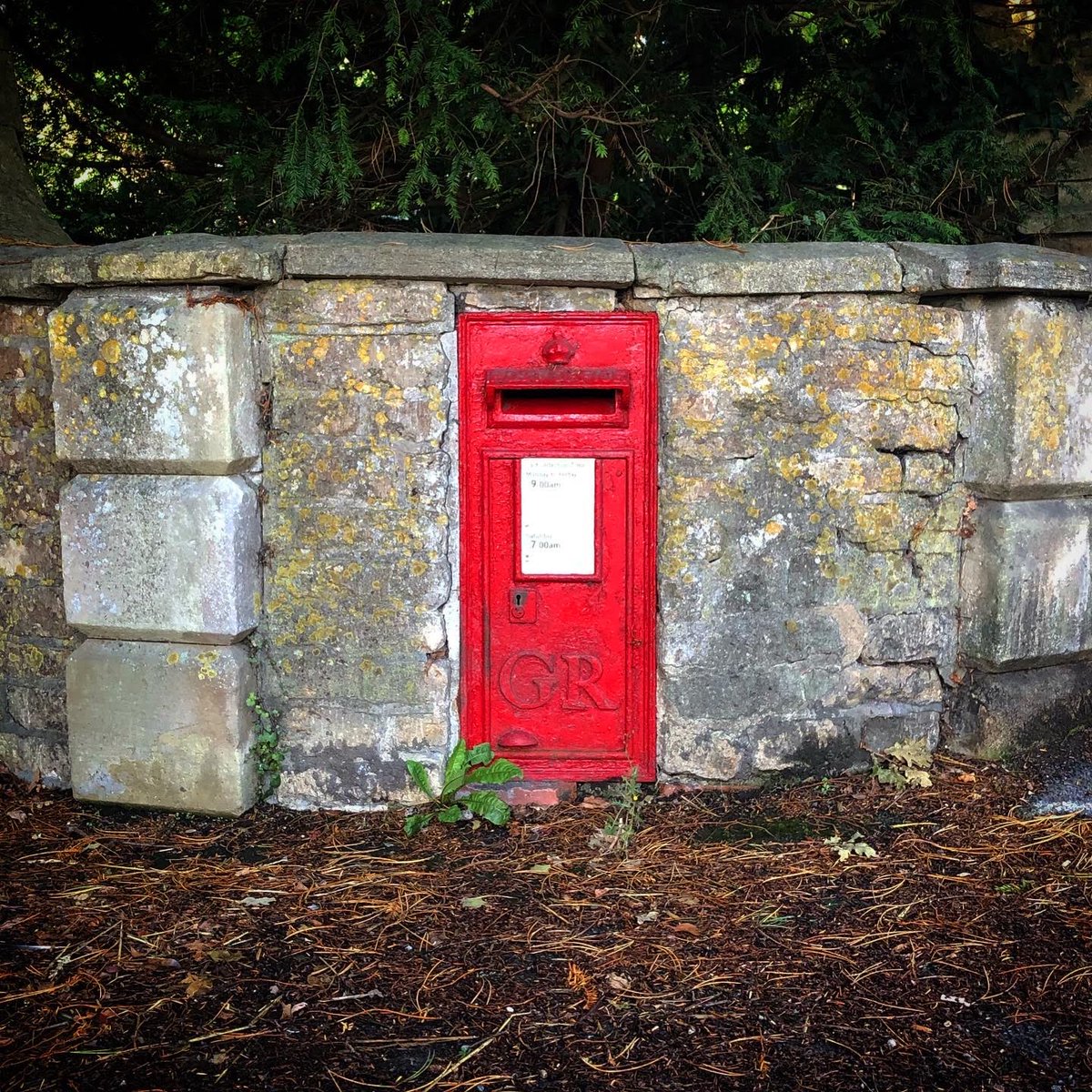 lbsg1976's tweet photo. In the mid 1930s a small change was made to the size B wall box design, as the words 'NEXT COLLECTION' and the next collection tablet were incorporated. This brought these boxes in line with the 1905 changes to pillar boxes and larger wall boxes #postboxsaturday https://t.co/kcOz9VE3OP
