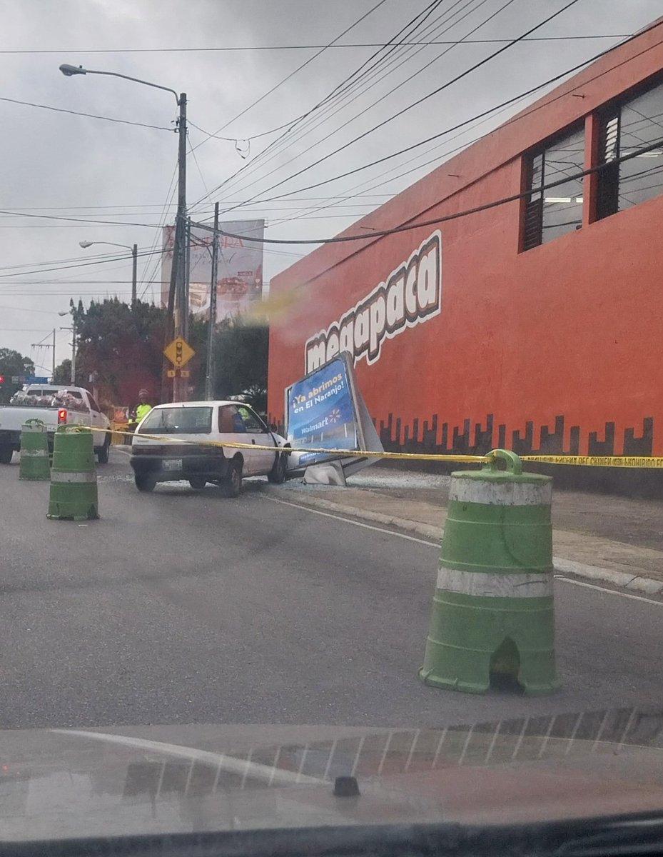 romendy's tweet photo. Accidente en puente sobre el periférico hacia Colonia Villa Linda zona 7.  No sé que sucedió, pero hay policías PMT y esta cerrado el lugar, carril derecho bloqueado. #TraficoGT @vichoguate @amilcarmontejo https://t.co/tze0s4VIWC