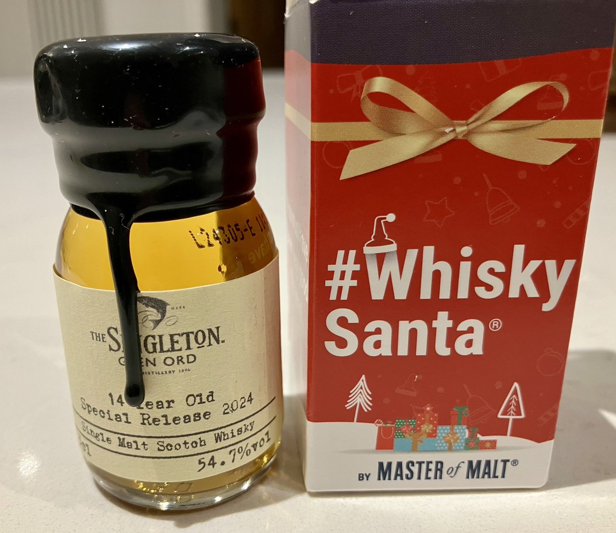 CharuThakar's tweet photo. It snowed in November in Belfast 
So why not an early 🎄 🎁 
Thanks @MasterOfMalt for this nice Cask Strength Singleton sample 😊 https://t.co/TP2hSsvdZ1
