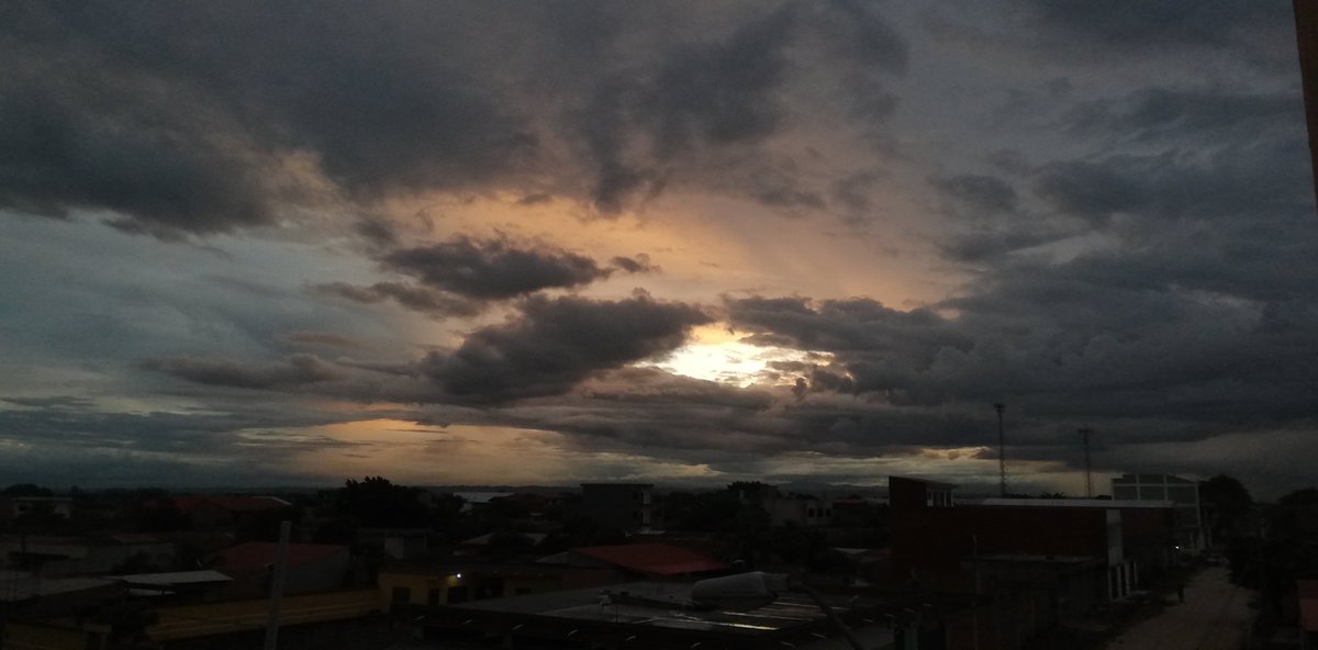 SamRob310797's tweet photo. Ese resplandor permanece aún con esas nubes oscuras a su alrededor, sabiendo que llegará la noche, siempre brilla hasta el final. 
Mira @javvielias, eres tú. https://t.co/RUdP1PwEts