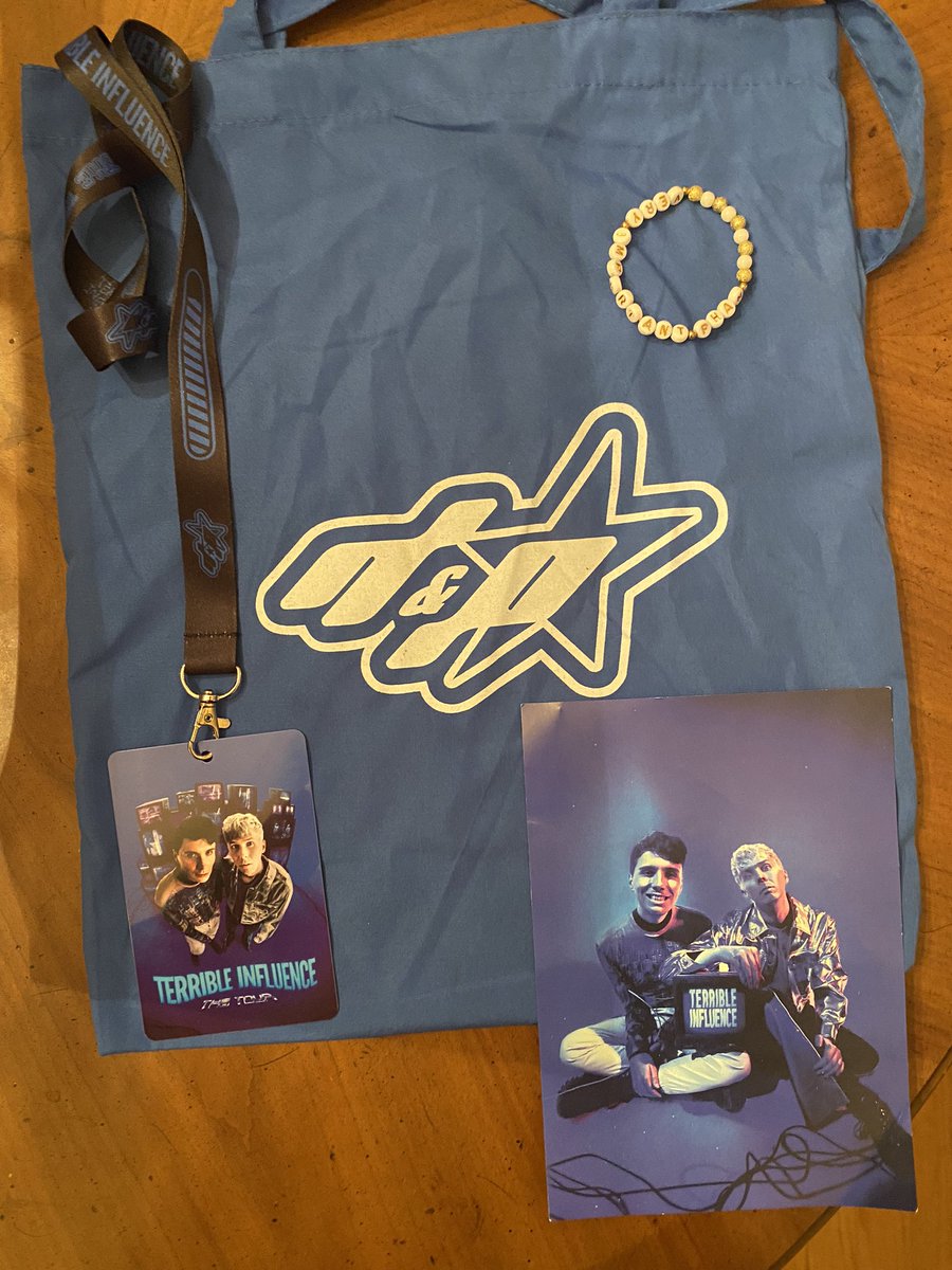 splinges's tweet photo. GIVEAWAY!!! i have 2 vip merch bundles (excluding PCs) to give away! each winner will receive: tote bag, bracelet, mini poster, and laminate!

- rt &amp; follow (so i can dm you)
- open internationally!
- 2 winners will be drawn
- closes one week from today, 11/29 https://t.co/m9NOhjqW1O