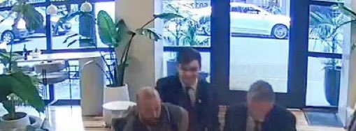 eyesvaall's tweet image. CASA SUR MERECES LO PEOR, ESTE ES EL FLACO QUE SOSTIENE A LIAM EN PRIMERA CÁMARA.