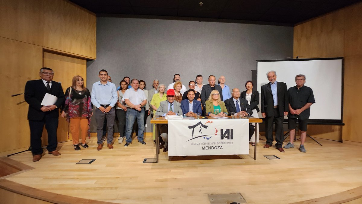 Expositores 🗣️

<a href="/erobledo_1155/">Francisco Eduardo Robledo</a> ex Pdte Fed. de Mutuales Mendocinas de Vivienda
<a href="/senadoramanoni/">Flavia Manoni</a> Sdra Prov. - Lic.
<a href="/claudiodagne1/">claudio dagne</a> Sec. de Colegio Tec. de Mza.
Florencia Calderón Pdta de Colegio Tec. de Mza.
Ernesto Páez Pdte ONG - Miembro de la Alianza Internacional del Hábitat