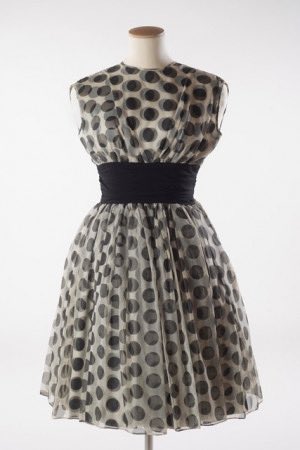 kateStrasdin's tweet image. If you have enjoyed a couple of glasses of fizz to start your weekend then best avoid the blurry dots of this 1960 cocktail dress. The spot printed nylon sits atop a spot printed acetate lining with the layers just out of whack for that muzzy effect @ChertseyMuseum #TGIFriday