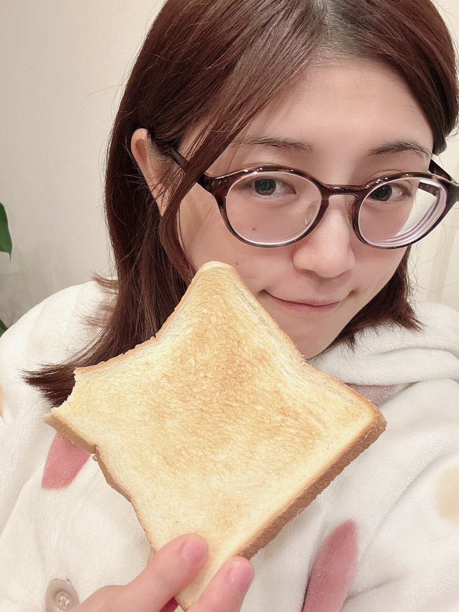 azuki__info's tweet photo. おはよう
今日の朝ごはんはサンドウィッチ！のつもりだけど、まだお布団にサンドウィッチされてる状況です https://t.co/dFygg6ZNUh