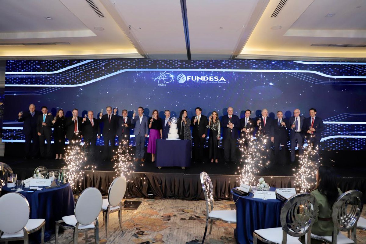 FUNDESA's tweet photo. FUNDESA celebra 40 años

La Fundación para el Desarrollo de Guatemala  celebra con orgullo sus 40 años de trayectoria como una organización líder en el impulso de políticas públicas y proyectos que promueven el desarrollo económico y social del país.

Fundada en 1984 por un grupo de empresarios visionarios, FUNDESA nació con el propósito de construir una Guatemala más próspera a través de propuestas técnicas y colaborativas que aborden los principales retos en áreas clave como educación, salud, seguridad e infraestructura.

“Hoy celebramos el esfuerzo colectivo de quienes creyeron en una visión de largo plazo para Guatemala. Agradecemos profundamente a los fundadores, expresidentes, exdirectores, fiduciarios y donantes que han sido fundamentales para el éxito de esta institución.” Expresó Juan Monge – vicepresidente de FUNDESA.

Durante estas cuatro décadas, FUNDESA ha liderado iniciativas significativas, como el desarrollo de propuestas legislativas y políticas públicas que han fortalecido el marco institucional y el clima de inversión del país. Ejemplos recientes incluyen la aprobación de la Ley de Infraestructura Vial Prioritaria, un hito logrado gracias al trabajo conjunto entre los sectores público y privado, y el diálogo técnico liderado por FUNDESA.