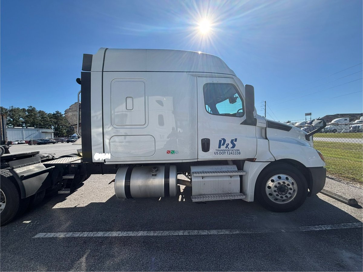 Mark96Leo's tweet photo. Proud of my brother got his cdl did he training and stayed locked in and picked up his truck today welcome to the flatbed gang 💪🏽💪🏽💪🏽💯💯 @TheRealFamous92  follow his journey on YouTube https://t.co/cmobZ5JqQl https://t.co/LU90PAl7dZ