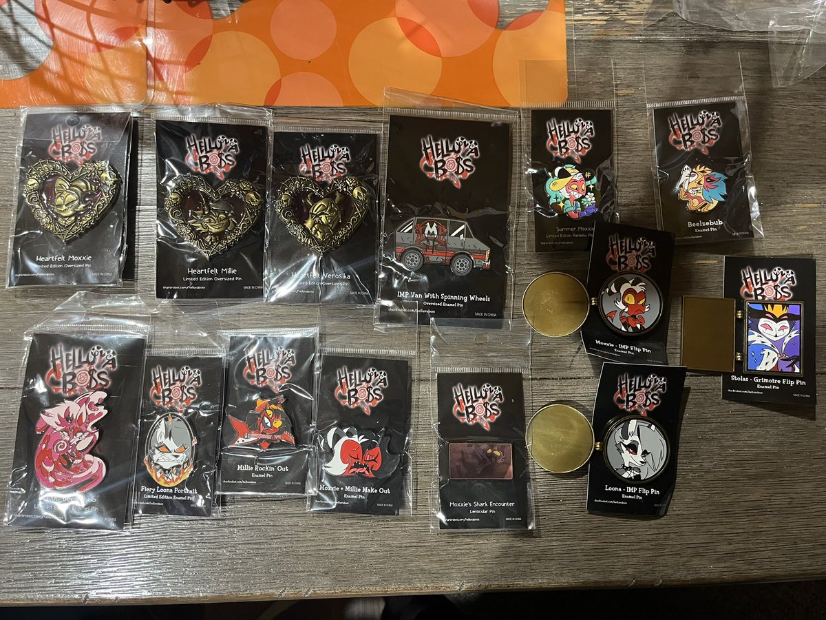 NewDollMaker44's tweet image. My @SharkRobotStore @HELLAVERSE mystery pins came. Not bad!

#sharkrobotstore #HelluvaBoss #sharkrobot #helluvaboss