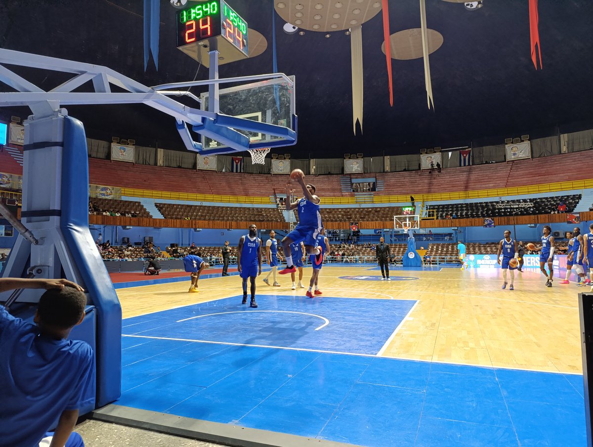 PeriodistaRaul's tweet photo. Ya calienta la selección cubana de #baloncesto que en breve enfrentará a su similar de #Bahamas en la ventana del Clasificatorio a la Fiba AmeriCup 2025.
#Cuba
@InderCuba @jit_digital https://t.co/m4tgAKQDzm