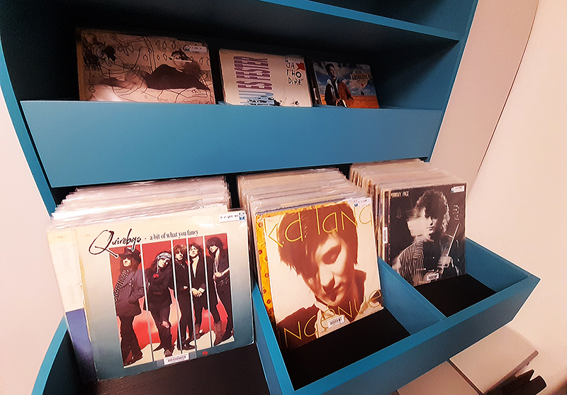 La <a href="/bibliomanlleu/">Biblioteca Manlleu</a> té un fons amb més de 1.000 discos de vinil provinents de Ràdio Manlleu, entre els quals hi ha autèntiques joies. Quan l'emissora va deixar de fer servir aquest format, els va cedir a la biblioteca. (1/2)