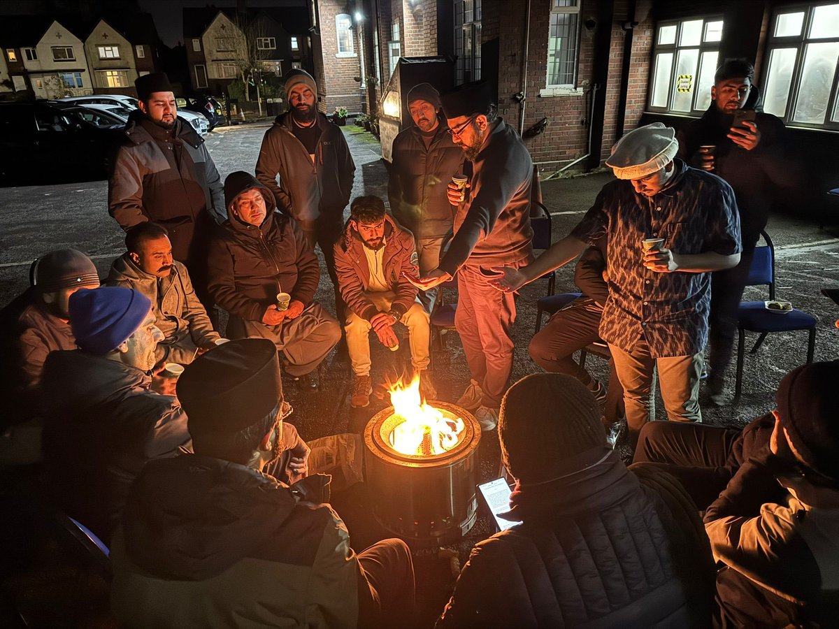 Brothers from Dudley &amp; Birmingham West came together for a Q&amp;A Fire Pit session. Great discussions over tea &amp; corn on the cob, followed by Isha prayers &amp; a reflective reading from the Promised Messiah's(as) book. A night of connection, learning, &amp; strengthening brotherhood!