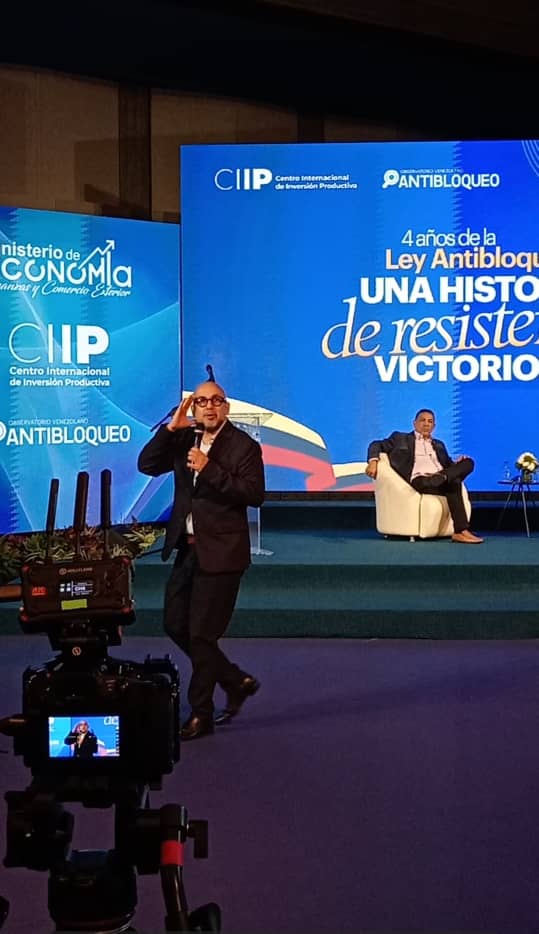 maperezpirela's tweet photo. El bloqueo contra Venezuela no solo es un bloqueo económico, financiero, no es ni siquiera un bloqueo político, mediático o incluso diplomático. El bloqueo desde la perspectiva filosófica es también un bloqueo simbólico, semántico y de sentido de la identidad, afirmó Miguel Ángel Pérez Pirela durante su intervención durante el evento realizado en ocasión de cumplirse cuatro años de la Ley Antibloqueo.

En el evento realizado en el Teatro Teresa Carreño, en Caracas, el filósofo inició su participación señalando, que en el marco del bloqueo una de las acciones más brutales ha tenido que ver con el  flujo migratorio. Sin embargo, “antes todos nos quisieron bloquear y paralizarnos psicológicamente”.

De este modo, destacó, también se quiso paralizar la identidad del venezolano y “se quiso crear una para-Venezuela. Porque se bloquea a Venezuela para crear una Venezuela imaginaria, una anti-Venezuela, una no-Venezuela”.

Entre sus reflexiones aseguró, que “pareciera que los venezolanos que vivimos en el país no existimos. Que pareciera que la única Venezuela que existiese es la Venezuela de Miami, Madrid y Bogotá”. Apuntó, que incluso están abriendo perspectivas de inversión de la industria cultural en el que la música, el arte, la literatura y la poesía están en los países de esas ciudades.

“Por eso la lucha contra el bloqueo, antes de ser una lucha económica y política, es una lucha de identidad”, reiteró. “Porque lo que se quiere quebrar aquí es la identidad de los venezolanos para crear una para-Venezuela”.