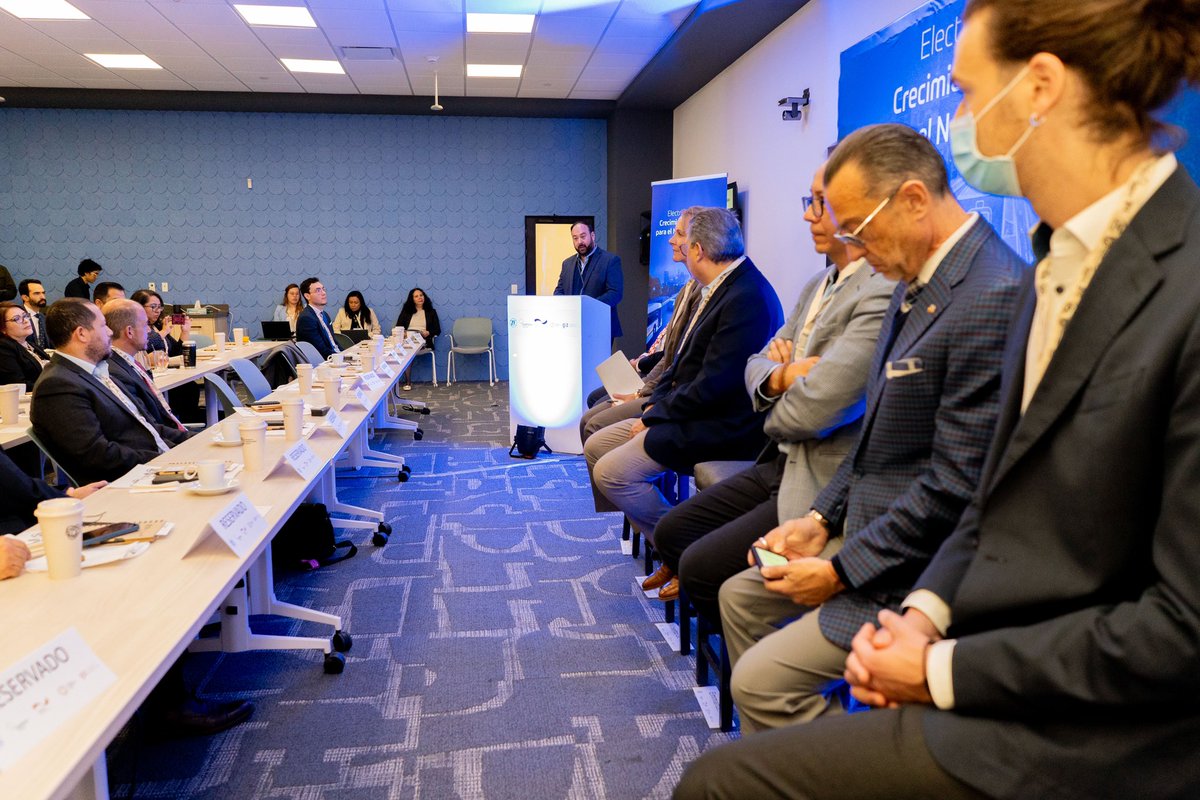 Economia_NL's tweet image. 🚗⚡️ Inaugura @eloo2, Encargado de despacho de la Secretaría de Economía, el panel “Electromovilidad: Crecimiento sostenible para el Noreste de México” organizado por @ZF_Group, #Fortech y la Cooperación Técnica Alemana en México, #GIZ.