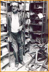 2 bombes amb 1 minut de diferència -la 2a pretenia la seva mort mentre comprovava els efectes de la 1a- van destrossar la casa de Joan Fuster a Sueca l'11 de setembre de 1981. El jutge va arxivar la causa quan encara no feia un mes de l’atemptat.
102è aniversari del naixement