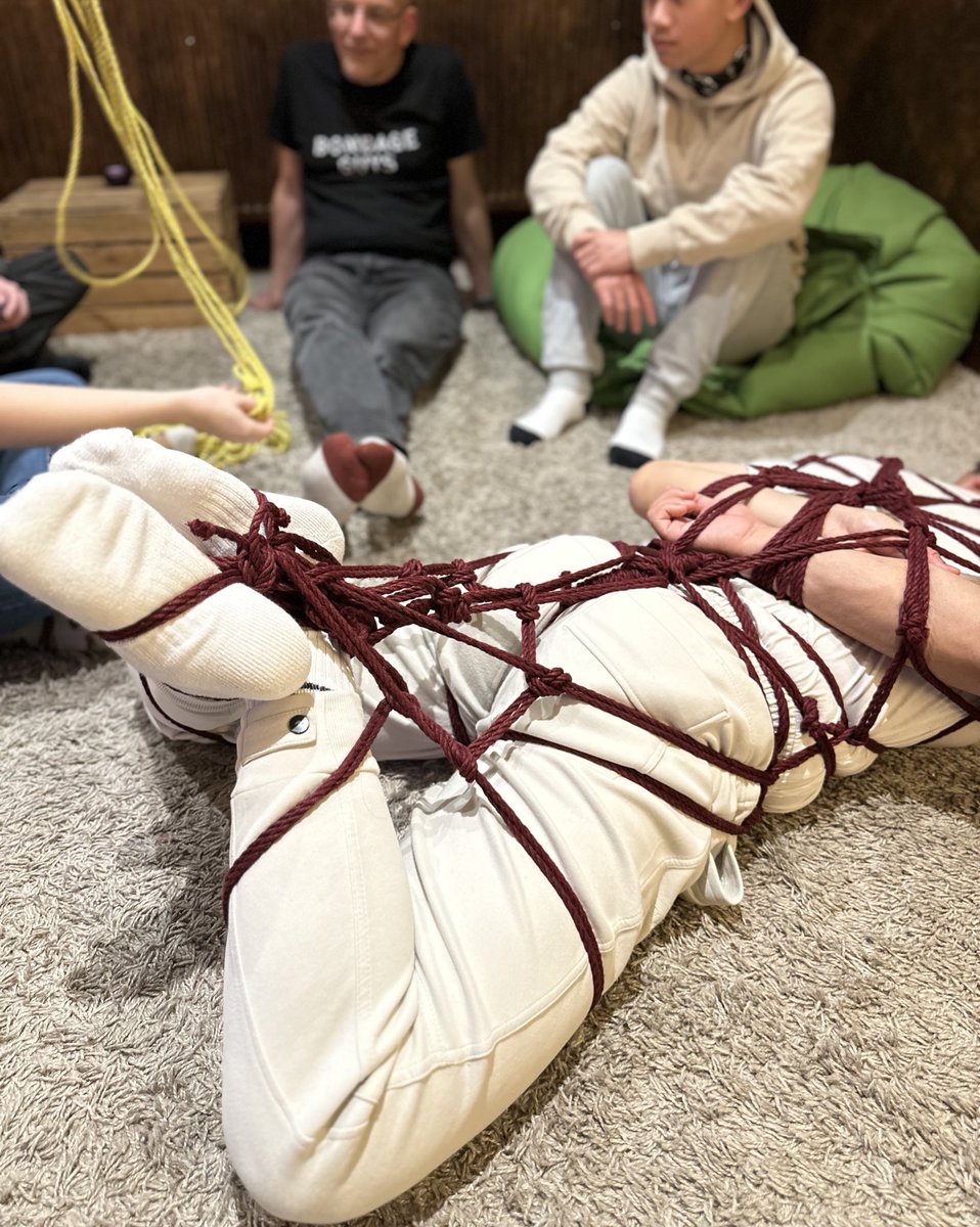 Tied and lying on the ground while the people keep chatting. What a great moment. #shibari #bondage #stammtisch #barjedersicht #fesseln #tiedup #attacher