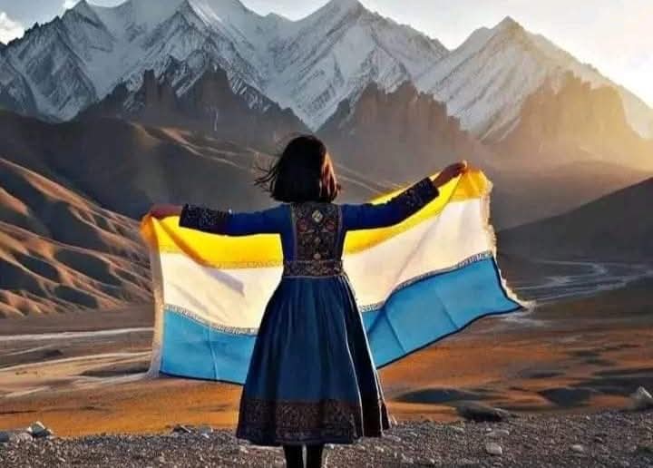 HassanHessam2's tweet photo. الا ای ابرهای پاره پاره
چه میدانی تو از ملک هزاره
چه میدانی تو که چهل دختران چیست؟
لب شیرین کجا و سنگ خاره؟
«خدا یا سال‌های آزگاره
زمستان هزاره بی بهاره»
قسم بر آسمان پر ستاره 
هزاره شیعه و سُنی نداره
...

🟦⬜🟨 #StopHazaraGenocide https://t.co/ONCQQnUKxC