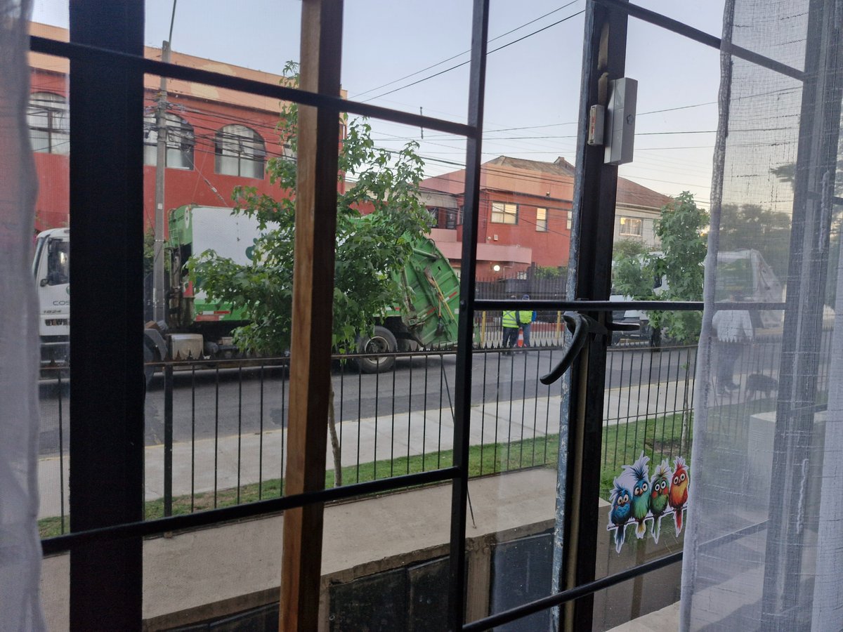 Manena1970's tweet photo. @quilpueciudad como puede ser que el estacionamiento y reuniones de camiones de basura con motor andando a diario sea en  Mena frente al colegio CREP?? PIENSEN EN SUS VECINOS https://t.co/Kcm2hkElwn