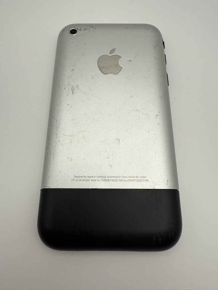 iPhone 2G prototype dating to 2006. This unit features a plastic