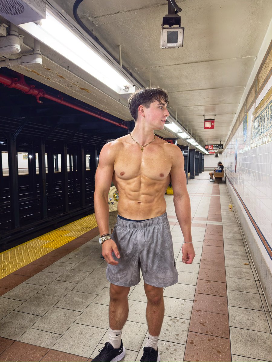 TeagardenCarson's tweet photo. NYC subways https://t.co/TLrz46hFez