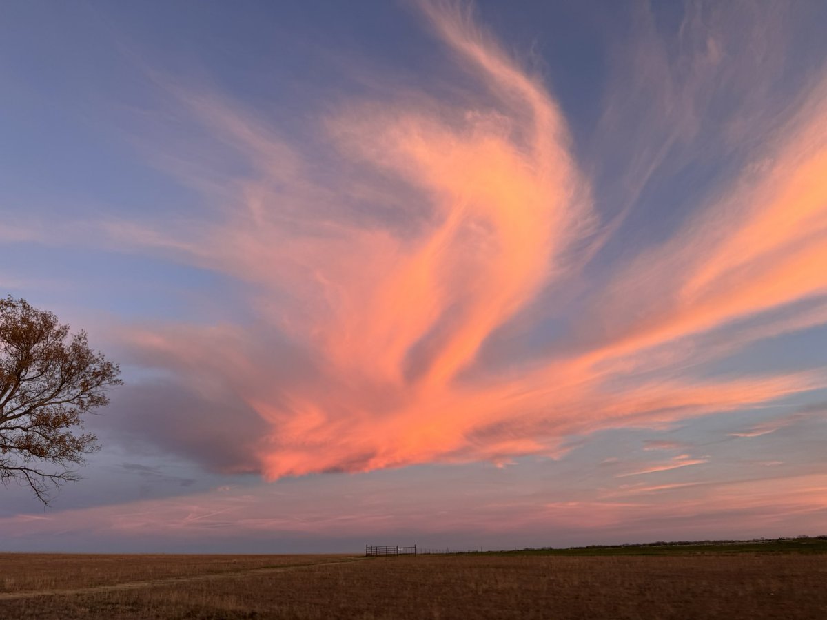 Peacefulplanet's tweet photo. @KAKEnews @JayPraterKAKE beautiful clouds tonight at El Dorado Lake 🌅 https://t.co/ER9Ho17tx1