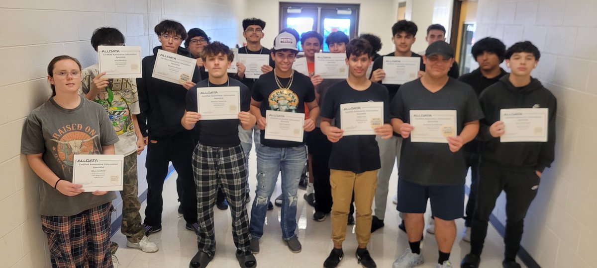 AutoHarlan's tweet image. Auto Basics students showing off their AllData CAIS certifications. Great group of students @NISDHarlan #NISDSuperiorCTE