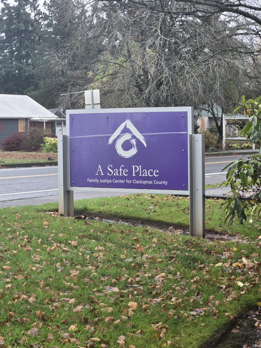 En el marco del #25N agradecemos al Centro de Justicia Familiar <a href="/ClackCoSheriff/">Clackamas Sheriff</a> y a nuestro aliado #ClackamasWomenServices, por abrirnos las puertas en su centro de atención y conversar s/ la ayuda que podemos brindar a sobrevivientes de violencia doméstica, trata y abuso #VAIM