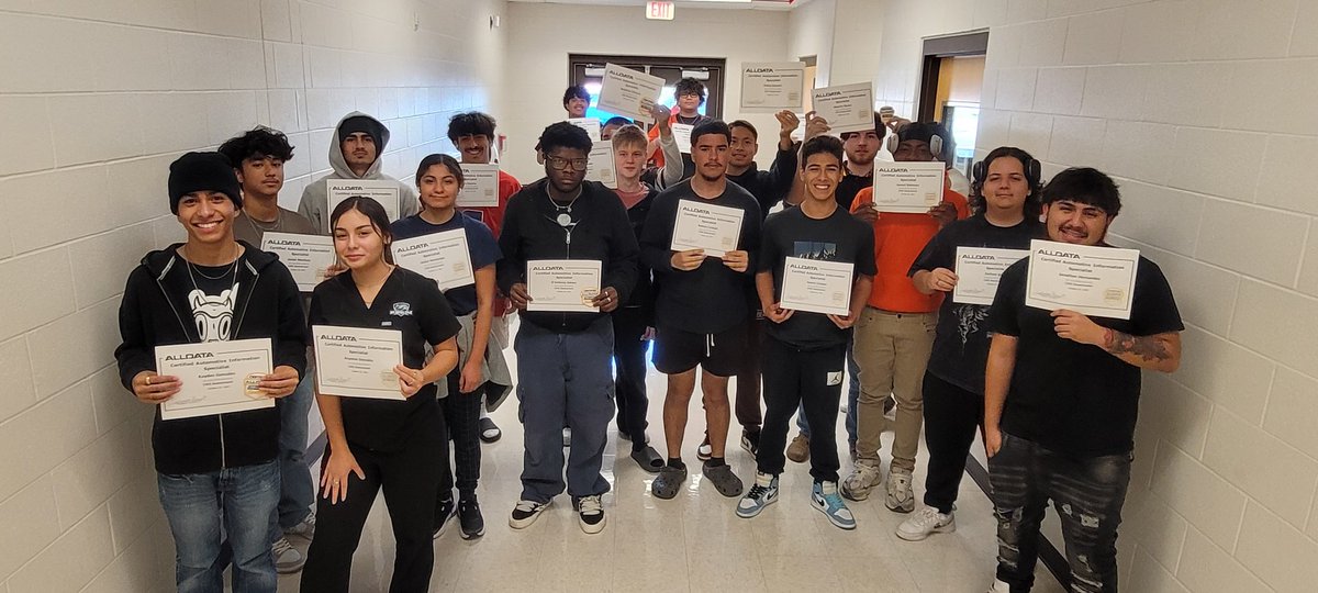 AutoHarlan's tweet image. Another amazing class of Auto Basics students showing off their AllData CAIS certifications. @NISDHarlan #NISDSuperiorCTE