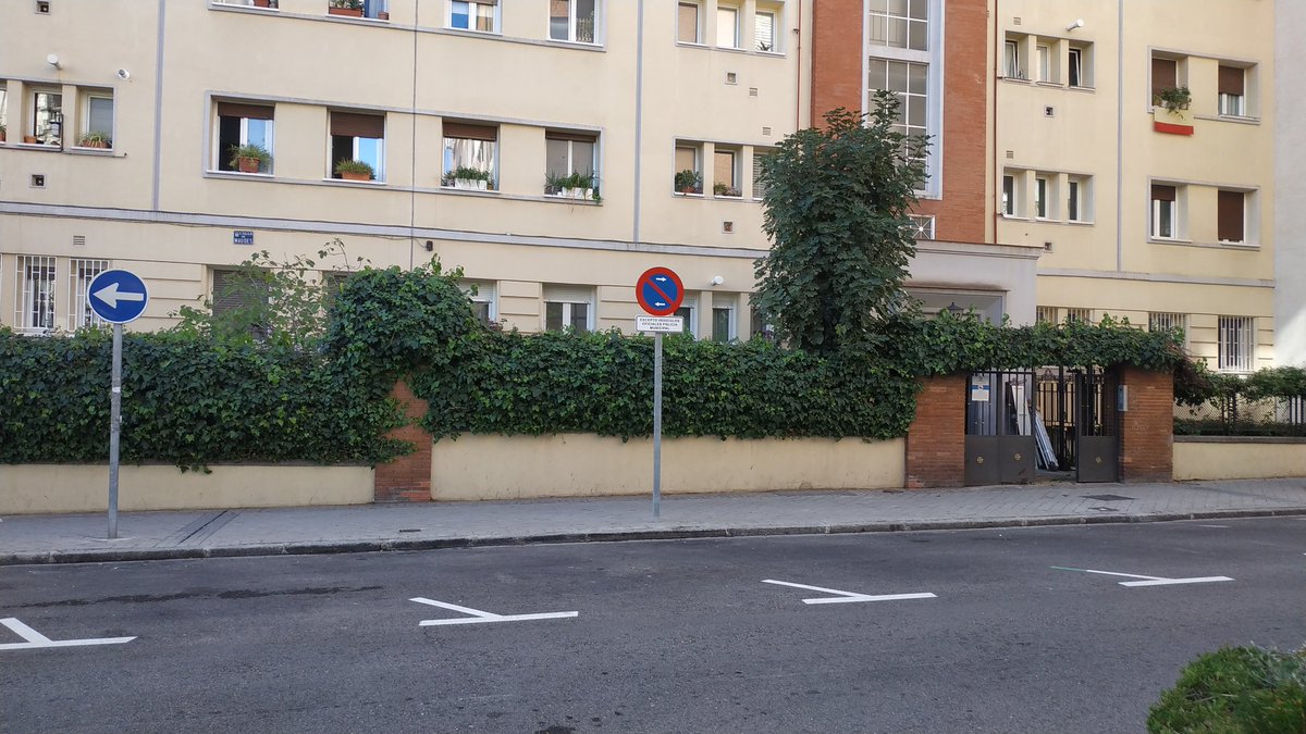 AGV_A's tweet photo. Calle Maudes. 12 plazas de reserva para la policía municipal...
Más las de la calle Treviño. Más las de la calle Alenza. @policiademadrid 
@MADRID 

Casi siempre, vacías. O con coches no oficiales. 
@JMDChamberi https://t.co/qH77oE2Aca