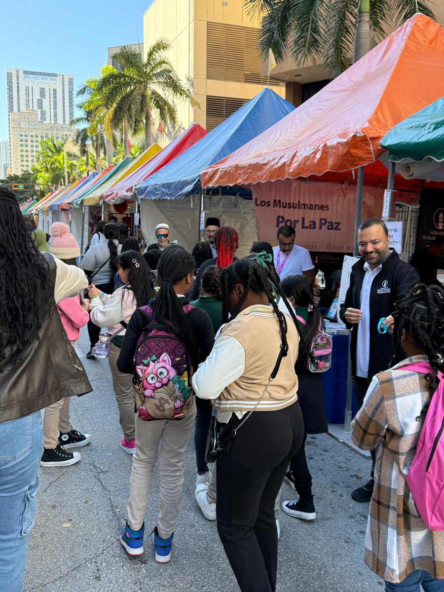 ahmadia_usa's tweet photo. Este fin de semana estamos en @MiamiBookFair  para que ustedes, pequeños y grandes, puedan acercarse y aprender más sobre el Islam. Tenemos muchas novedades en #Español e #Ingles. ¡Llévense recuerdos bonitos, entre ellos, su nombre en #árabe!

#MiamiReads https://t.co/l8B6L8rADp