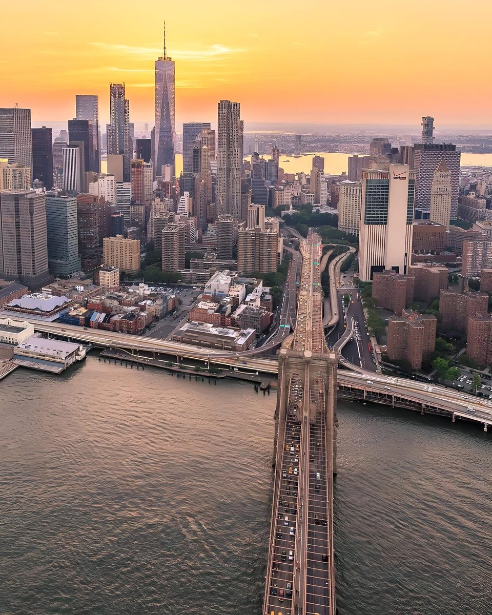 AbsurdAnticsHQ's tweet photo. New York’s Towering Marvels with the Brooklyn Bridge 🌆🇺🇸 https://t.co/KX0UwHwO4G