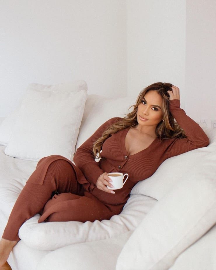 What’s up Dudes n Dudettes, #TGIF I thought this week would never end. Hot  Toddie is much needed. #Goddess 

How’s everyone on this #FreakyFriday