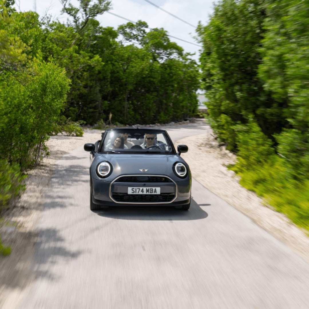 revistaalianza's tweet image. #PorSiTeLoPerdiste🌞¡Descubre el nuevo MINI Cooper Convertible! 

Con su techo plegable que se abre en solo 18 segundos, busca dar la sensación de libertad sobre un clásico.🚗   

#TeamAutomotriz | @MINImexico | #MINIConvertible | #DrivingFreedom