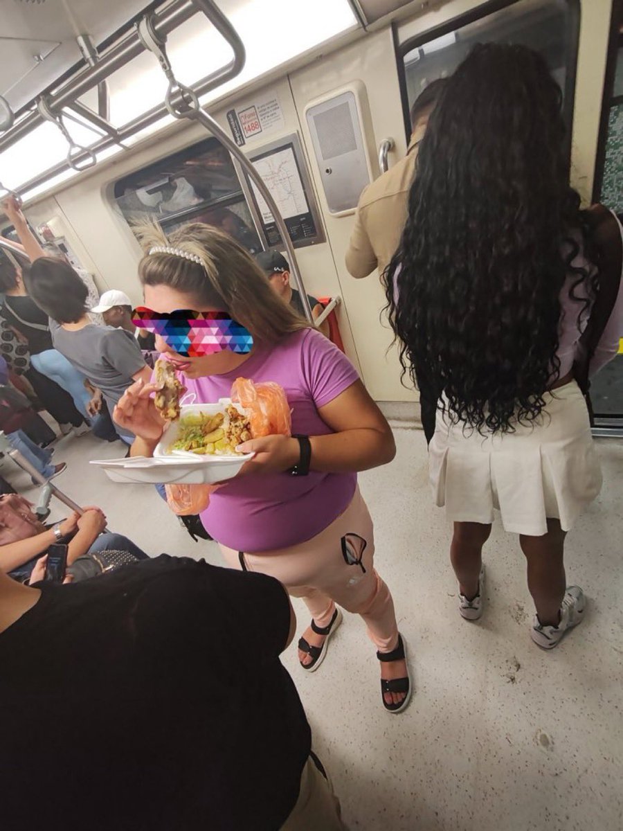 giuliana_nac's tweet photo. Metro de Stgo de Chile 18:00 hrs día viernes. Esta ya se chacreo. No basta con convivir con negros caribeños y su cultura de mierda 

La ordinariez y la picantería es institucional. Nos convirtieron en un país completamente rasca. https://t.co/p7w0VWKXYy