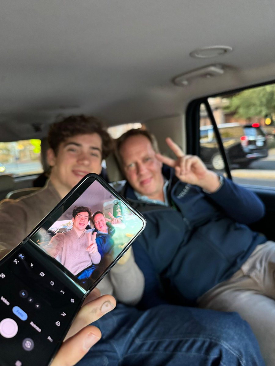 FranColapinto's tweet photo. Ya estrené mi nuevo Motorola acá en Las Vegas! Es un placer formar parte de una marca con tanta historia. Gracias por el apoyo ❤️ #HelloMoto @motorola_AR https://t.co/ZZiwU4Y1ho