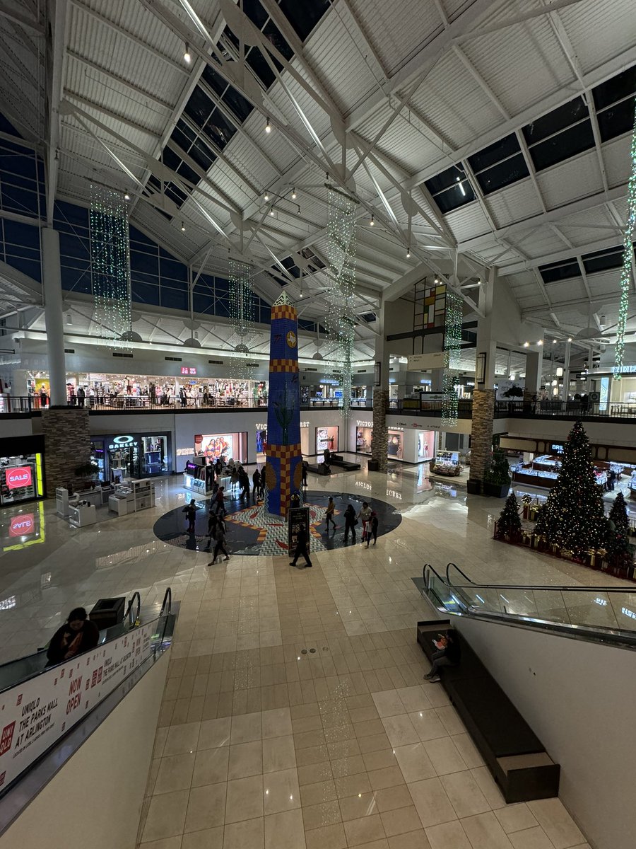 MichaelJBier's tweet photo. The Parks Mall at Arlington on a late November Friday night in 2024.

Ten years ago, this place would be packed with holiday shoppers. It’s kind of sad to see. https://t.co/a5qaW5HYV4